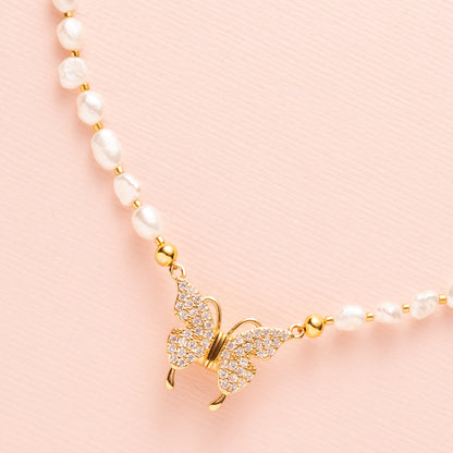 Voeg een vleugje magie toe aan je look met Butterfly Sparkle. Deze elegante kralenketting is verkrijgbaar in drie variaties:

🤍 met glanzende zoetwaterparels
🌿 met groene natuursteenkralen
🌸 met zachte roze natuursteenkralen

Alle drie zijn ze afgewerkt met een sprankelend detail: een vlinderslot vol schitterende zirkonia steentjes, subtiel geplaatst aan de voorkant. De verborgen magneetsluiting maakt het niet alleen praktisch, maar ook een echte eyecatcher.