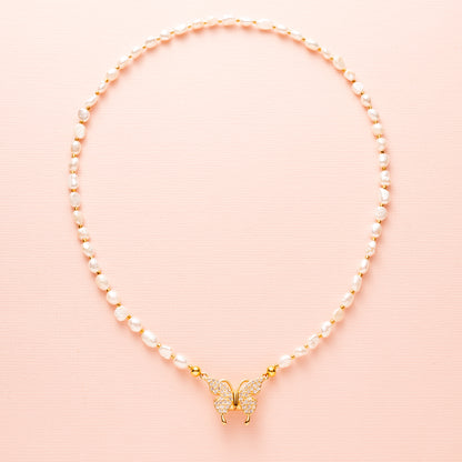 Voeg een vleugje magie toe aan je look met Butterfly Sparkle. Deze elegante kralenketting is verkrijgbaar in drie variaties:

🤍 met glanzende zoetwaterparels
🌿 met groene natuursteenkralen
🌸 met zachte roze natuursteenkralen

Alle drie zijn ze afgewerkt met een sprankelend detail: een vlinderslot vol schitterende zirkonia steentjes, subtiel geplaatst aan de voorkant. De verborgen magneetsluiting maakt het niet alleen praktisch, maar ook een echte eyecatcher.