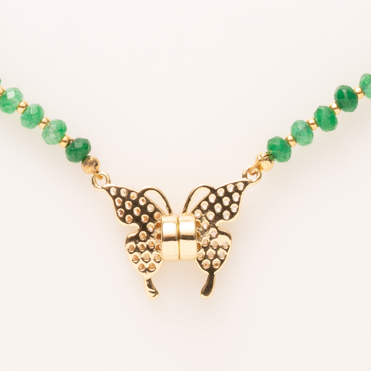 Voeg een vleugje magie toe aan je look met Butterfly Sparkle. Deze elegante kralenketting is verkrijgbaar in drie variaties:

🤍 met glanzende zoetwaterparels
🌿 met groene natuursteenkralen
🌸 met zachte roze natuursteenkralen

Alle drie zijn ze afgewerkt met een sprankelend detail: een vlinderslot vol schitterende zirkonia steentjes, subtiel geplaatst aan de voorkant. De verborgen magneetsluiting maakt het niet alleen praktisch, maar ook een echte eyecatcher.