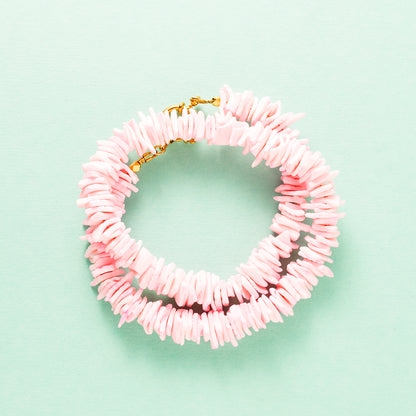 Zomers, speels en een echte pop of pink — Flamingo Breeze is de ultieme statement ketting voor zonnige dagen. Deze veelzijdige eyecatcher is gemaakt van natuurlijke schelp chipstones in een frisse roze tint die doet denken aan tropische cocktails en roze flamingo’s op het strand.

Dankzij het stijlvolle boeislot kun je de ketting op meerdere manieren dragen:
✨ Met het slotje aan de achterkant voor een klassieke look
✨ Met het slotje aan de voorkant voor een trendy twist
✨ Of voeg je eigen favoriete bedel to