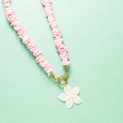 Zomers, speels en een echte pop of pink — Flamingo Breeze is de ultieme statement ketting voor zonnige dagen. Deze veelzijdige eyecatcher is gemaakt van natuurlijke schelp chipstones in een frisse roze tint die doet denken aan tropische cocktails en roze flamingo’s op het strand.

Dankzij het stijlvolle boeislot kun je de ketting op meerdere manieren dragen:
✨ Met het slotje aan de achterkant voor een klassieke look
✨ Met het slotje aan de voorkant voor een trendy twist
✨ Of voeg je eigen favoriete bedel to