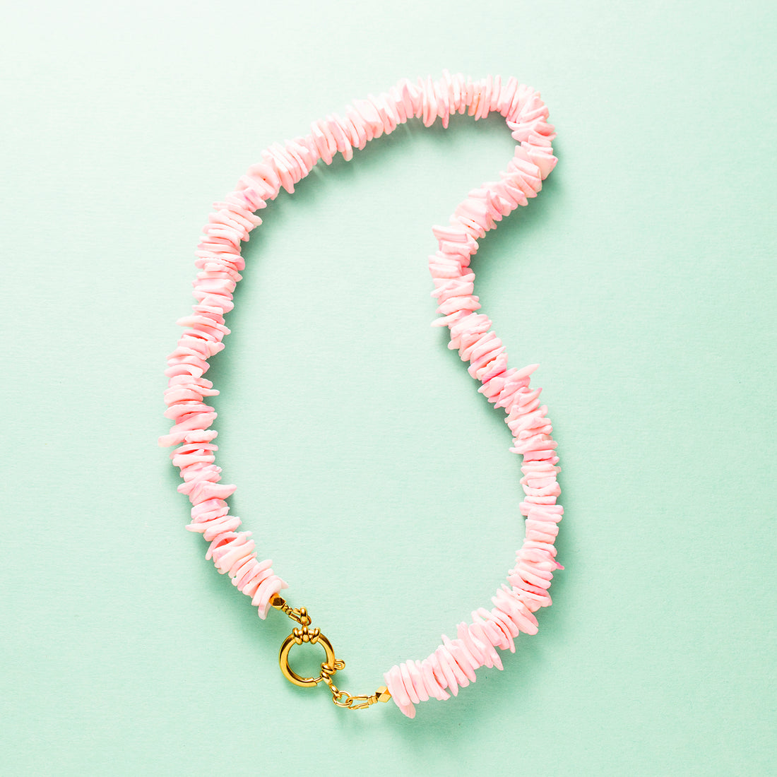 Zomers, speels en een echte pop of pink — Flamingo Breeze is de ultieme statement ketting voor zonnige dagen. Deze veelzijdige eyecatcher is gemaakt van natuurlijke schelp chipstones in een frisse roze tint die doet denken aan tropische cocktails en roze flamingo’s op het strand.

Dankzij het stijlvolle boeislot kun je de ketting op meerdere manieren dragen:
✨ Met het slotje aan de achterkant voor een klassieke look
✨ Met het slotje aan de voorkant voor een trendy twist
✨ Of voeg je eigen favoriete bedel to
