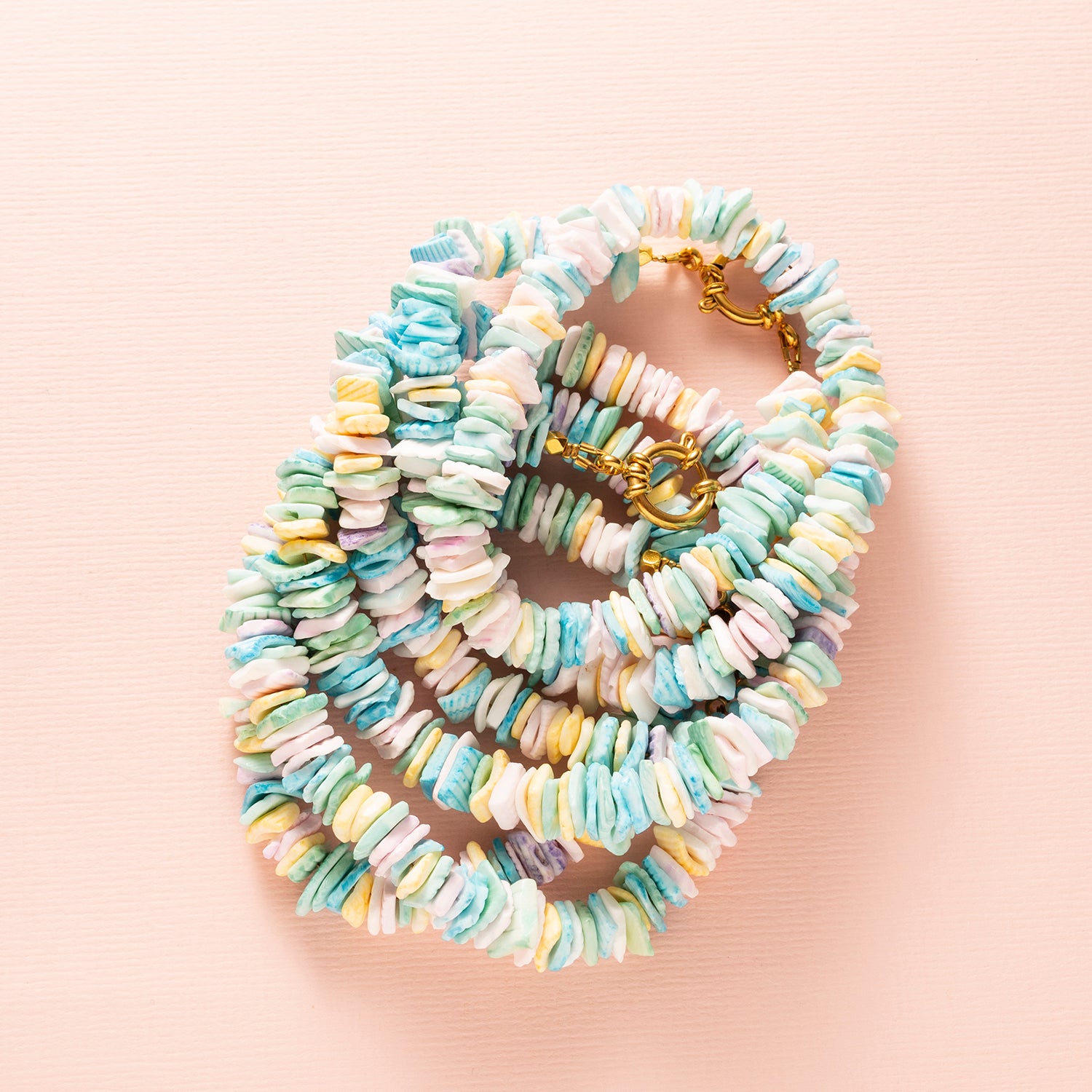 Zacht, kleurrijk en helemaal summer-ready – Sweet Lagoon is een speelse ketting met pastel vibes. Gemaakt van natuurlijke schelp chipstones in tinten roze, paars, geel, groen en blauw, straalt deze ketting een frisse en vrolijke energie uit.

Dankzij het stijlvolle boeislot draag je deze ketting zoals jij dat wilt:
🌸 Met het slotje aan de achterkant voor een subtiele look
🌼 Of juist met het slotje aan de voorkant, perfect om je favoriete bedel aan te hangen