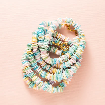 Zacht, kleurrijk en helemaal summer-ready – Sweet Lagoon is een speelse ketting met pastel vibes. Gemaakt van natuurlijke schelp chipstones in tinten roze, paars, geel, groen en blauw, straalt deze ketting een frisse en vrolijke energie uit.

Dankzij het stijlvolle boeislot draag je deze ketting zoals jij dat wilt:
🌸 Met het slotje aan de achterkant voor een subtiele look
🌼 Of juist met het slotje aan de voorkant, perfect om je favoriete bedel aan te hangen