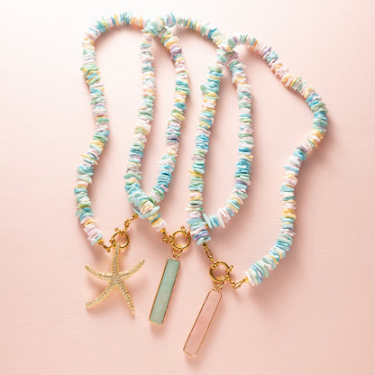 Zacht, kleurrijk en helemaal summer-ready – Sweet Lagoon is een speelse ketting met pastel vibes. Gemaakt van natuurlijke schelp chipstones in tinten roze, paars, geel, groen en blauw, straalt deze ketting een frisse en vrolijke energie uit.

Dankzij het stijlvolle boeislot draag je deze ketting zoals jij dat wilt:
🌸 Met het slotje aan de achterkant voor een subtiele look
🌼 Of juist met het slotje aan de voorkant, perfect om je favoriete bedel aan te hangen