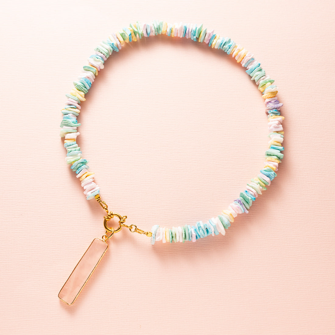 Zacht, kleurrijk en helemaal summer-ready – Sweet Lagoon is een speelse ketting met pastel vibes. Gemaakt van natuurlijke schelp chipstones in tinten roze, paars, geel, groen en blauw, straalt deze ketting een frisse en vrolijke energie uit.

Dankzij het stijlvolle boeislot draag je deze ketting zoals jij dat wilt:
🌸 Met het slotje aan de achterkant voor een subtiele look
🌼 Of juist met het slotje aan de voorkant, perfect om je favoriete bedel aan te hangen