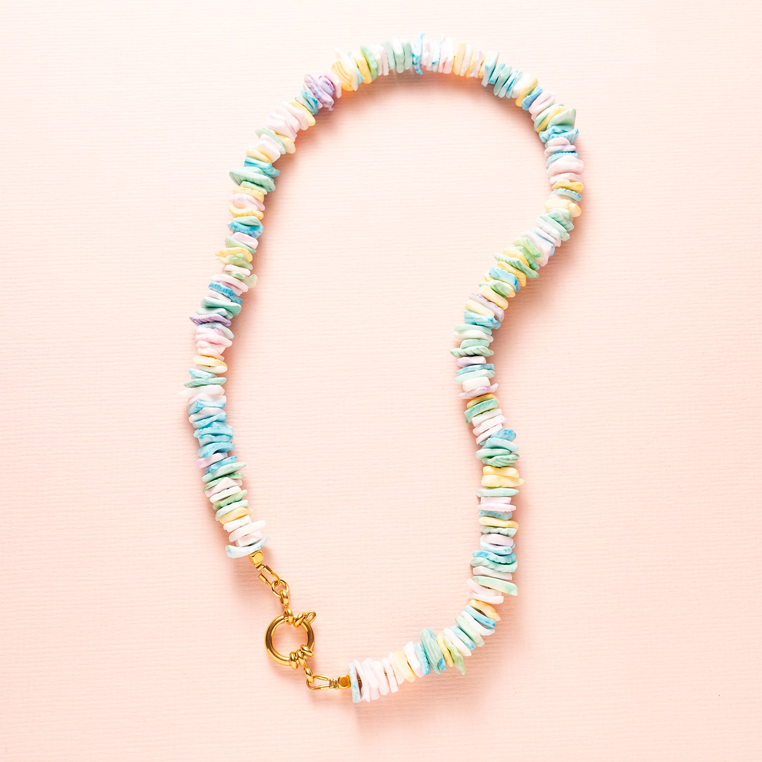 Zacht, kleurrijk en helemaal summer-ready – Sweet Lagoon is een speelse ketting met pastel vibes. Gemaakt van natuurlijke schelp chipstones in tinten roze, paars, geel, groen en blauw, straalt deze ketting een frisse en vrolijke energie uit.

Dankzij het stijlvolle boeislot draag je deze ketting zoals jij dat wilt:
🌸 Met het slotje aan de achterkant voor een subtiele look
🌼 Of juist met het slotje aan de voorkant, perfect om je favoriete bedel aan te hangen