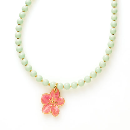 Breng de zomer tot leven met onze Sea Sparkle Collection – een reeks handgemaakte kralenkettingen vol kleur, speelsheid en zee-inspiratie. Elke ketting is uniek en samengesteld met glaskralen in vrolijke tinten, afgewerkt met zomerse bedels zoals schelpen, bloemen en vissen. Of je nu houdt van zachtroze charme of een frisse turquoise uitstraling, er is altijd een variant die bij jouw zomerse vibe past.