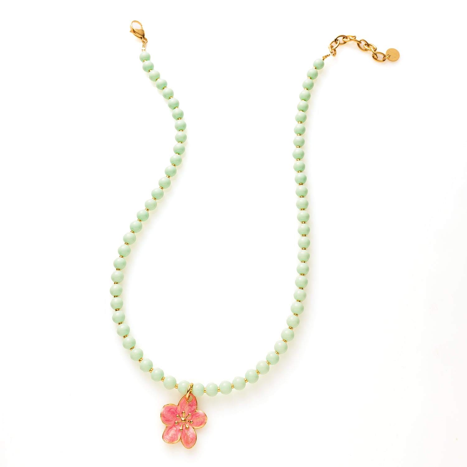 Breng de zomer tot leven met onze Sea Sparkle Collection – een reeks handgemaakte kralenkettingen vol kleur, speelsheid en zee-inspiratie. Elke ketting is uniek en samengesteld met glaskralen in vrolijke tinten, afgewerkt met zomerse bedels zoals schelpen, bloemen en vissen. Of je nu houdt van zachtroze charme of een frisse turquoise uitstraling, er is altijd een variant die bij jouw zomerse vibe past.