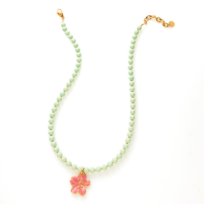 Breng de zomer tot leven met onze Sea Sparkle Collection – een reeks handgemaakte kralenkettingen vol kleur, speelsheid en zee-inspiratie. Elke ketting is uniek en samengesteld met glaskralen in vrolijke tinten, afgewerkt met zomerse bedels zoals schelpen, bloemen en vissen. Of je nu houdt van zachtroze charme of een frisse turquoise uitstraling, er is altijd een variant die bij jouw zomerse vibe past.