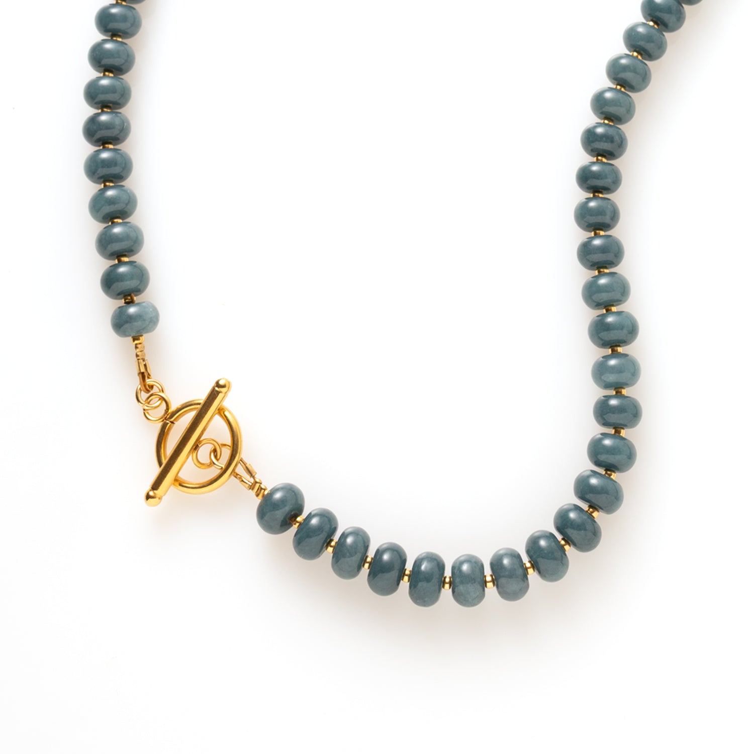 Deze natuursteen ketting is ontworpen als een veelzijdig statement piece met een verfijnde uitstraling. De ketting is afgewerkt met een kapittelslot aan de voorkant, wat niet alleen functioneel is maar ook een stijlvol designelement vormt.

Dankzij het slotje kun je de ketting op twee manieren dragen:

Met het slotje naar voren – draag het als subtiele eyecatcher of hang er een bedel aan voor een persoonlijke en speelse touch.

Met het slotje naar achteren – creëer een minimalistische, elegante look waarbij