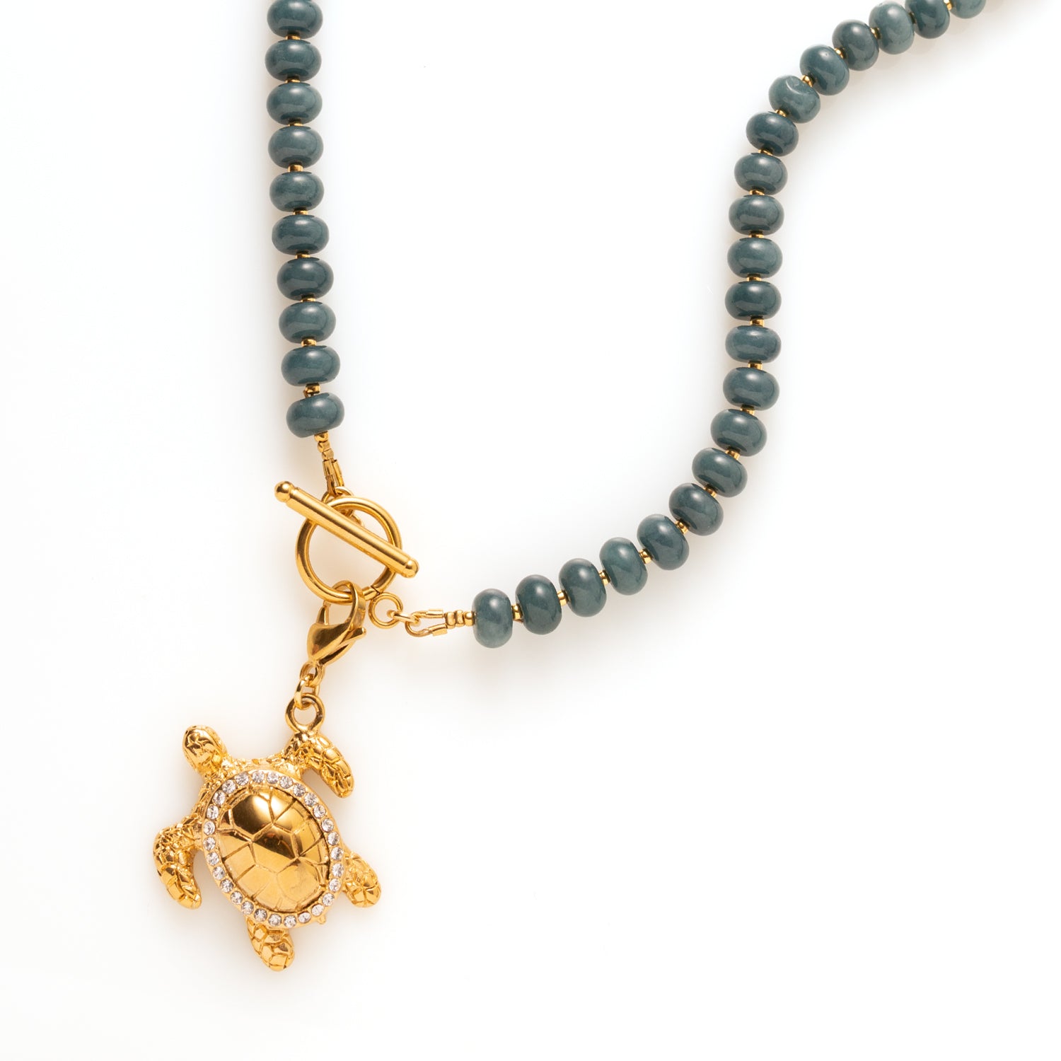 Turtle Treasure Deluxe is de ultieme eyecatcher binnen je sieradencollectie. Deze grote, opvallende schildpadbedel is rijkelijk bezet met fonkelende strass steentjes die bij elke beweging het licht vangen.

De luxe uitstraling gecombineerd met het speelse design maakt deze bedel perfect voor wie durft op te vallen. De schildpad staat symbool voor rust, bescherming en kracht. Een stijlvolle toevoeging met betekenis.

Draag ‘m als statement aan je ketting voor een unieke, persoonlijke look.