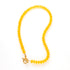 Deze natuursteen ketting is ontworpen als een veelzijdig statement piece met een verfijnde uitstraling. De ketting is afgewerkt met een kapittelslot aan de voorkant, wat niet alleen functioneel is maar ook een stijlvol designelement vormt.

Dankzij het slotje kun je de ketting op twee manieren dragen:

Met het slotje naar voren – draag het als subtiele eyecatcher of hang er een bedel aan voor een persoonlijke en speelse touch.

Met het slotje naar achteren – creëer een minimalistische, elegante look waarbij