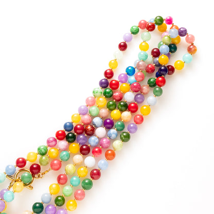 Laat je meevoeren naar de bruisende straten van Rio met de Rio Radiance ketting – een explosie van kleur, energie en zomerse vibes. Deze vrolijke kralenketting is handgemaakt met natuurstenen in allerlei tinten die samen een speels en krachtig geheel vormen. Elke kraal is uniek, net als jij. Draag haar solo als statement of kies je eigen bedel en creëer zo je eigen unieke look.