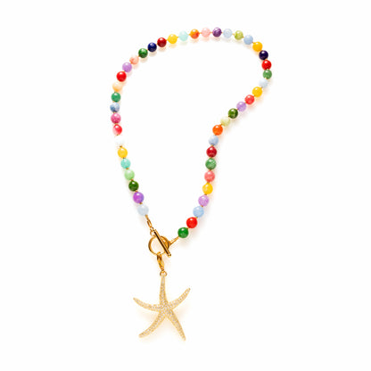 Laat je meevoeren naar de bruisende straten van Rio met de Rio Radiance ketting – een explosie van kleur, energie en zomerse vibes. Deze vrolijke kralenketting is handgemaakt met natuurstenen in allerlei tinten die samen een speels en krachtig geheel vormen. Elke kraal is uniek, net als jij. Draag haar solo als statement of kies je eigen bedel en creëer zo je eigen unieke look.
