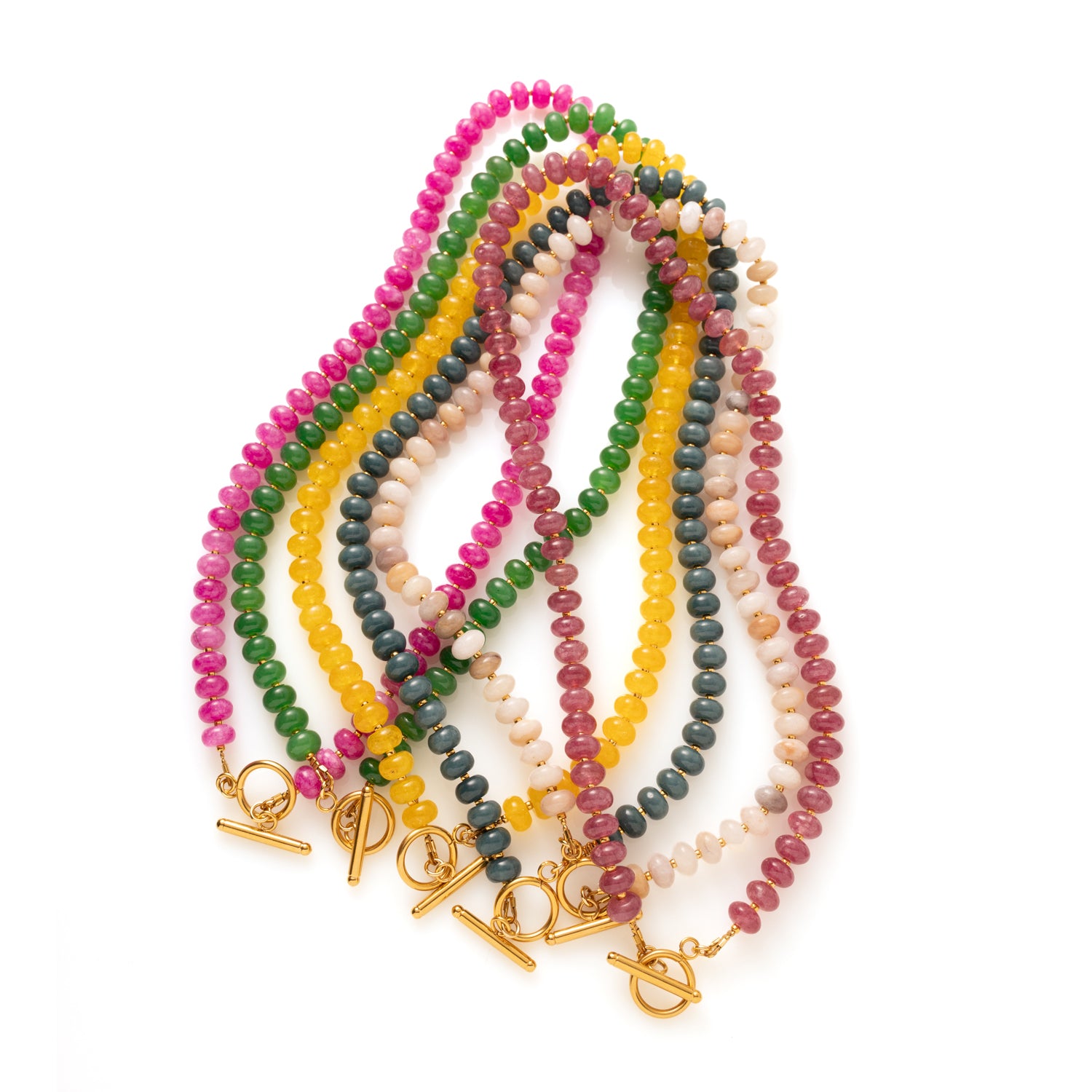 Deze natuursteen ketting is ontworpen als een veelzijdig statement piece met een verfijnde uitstraling. De ketting is afgewerkt met een kapittelslot aan de voorkant, wat niet alleen functioneel is maar ook een stijlvol designelement vormt.

Dankzij het slotje kun je de ketting op twee manieren dragen:

Met het slotje naar voren – draag het als subtiele eyecatcher of hang er een bedel aan voor een persoonlijke en speelse touch.

Met het slotje naar achteren – creëer een minimalistische, elegante look waarbij
