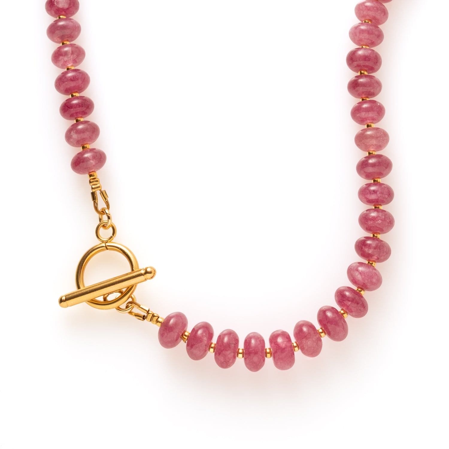 Deze natuursteen ketting is ontworpen als een veelzijdig statement piece met een verfijnde uitstraling. De ketting is afgewerkt met een kapittelslot aan de voorkant, wat niet alleen functioneel is maar ook een stijlvol designelement vormt.

Dankzij het slotje kun je de ketting op twee manieren dragen:

Met het slotje naar voren – draag het als subtiele eyecatcher of hang er een bedel aan voor een persoonlijke en speelse touch.

Met het slotje naar achteren – creëer een minimalistische, elegante look waarbij