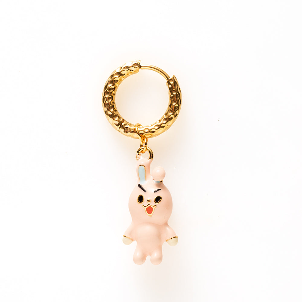 Bad Bunny is allesbehalve braaf. Deze one piece oorbel brengt meteen een glimlach op je gezicht. Vrolijk, speels en een tikje eigenwijs – precies wat je nodig hebt om je look nét wat meer karakter te geven. Mix &amp; Match met de andere one-piece oorbellen voor een eigen unieke stijl.
