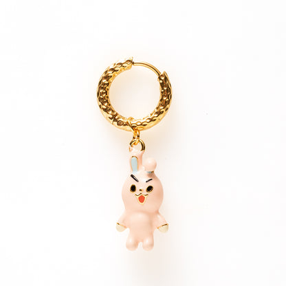 Bad Bunny is allesbehalve braaf. Deze one piece oorbel brengt meteen een glimlach op je gezicht. Vrolijk, speels en een tikje eigenwijs – precies wat je nodig hebt om je look nét wat meer karakter te geven. Mix &amp; Match met de andere one-piece oorbellen voor een eigen unieke stijl.