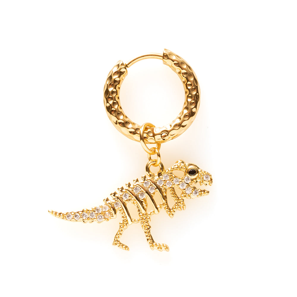 De Dino Dazzle is een one piece oorbel met een fonkelende zirkonia dinosaurus die meteen opvalt. Grappig, eigenzinnig en heerlijk funky – een kleine statement met een grote glimlach.

De zirkonia steentjes geven een subtiele sparkle, terwijl het speelse design zorgt voor die fun twist waar jouw collectie om bekendstaat.

Draag ’m solo voor een vrolijk accent of mix &amp;amp; match met andere oorbellen voor een eigen, unieke stijl. Want sieraden mogen best een beetje karakter hebben.