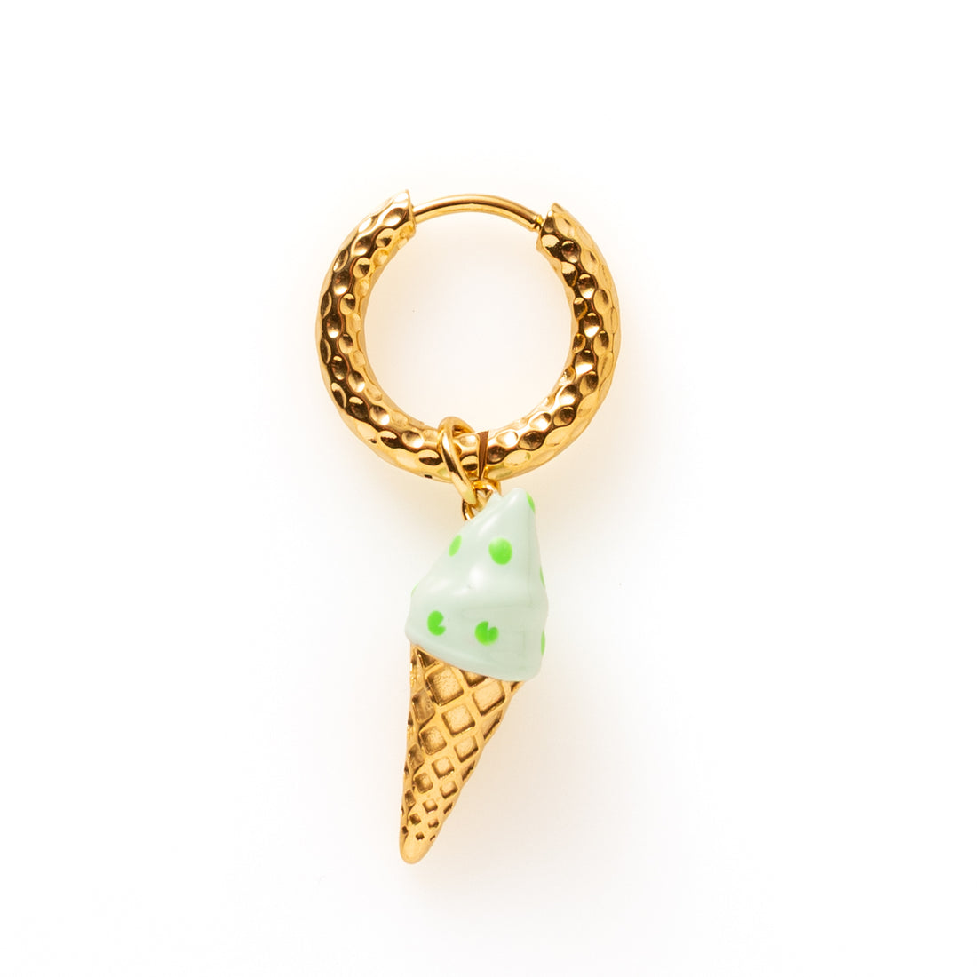 Minty Ice is een one piece oorbel met een turquoise softijsje als speelse blikvanger. Fris van kleur, vrolijk van karakter en eigenzinnig tot in detail. Deze oorbel geeft elke outfit een lichte, zomerse twist en laat zien dat jij durft te spelen met stijl. Draag haar solo voor een opvallend maar elegant statement.