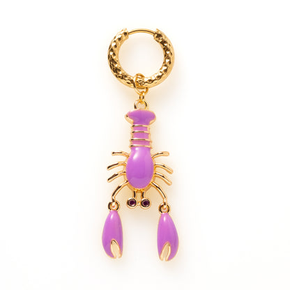 Lobster Twist is een opvallende one piece oorbel met een kreeft waarvan de scharen echt bewegen. Verkrijgbaar in paars, turquoise en rood voor een speelse, eigenzinnige touch. De dynamische scharen geven het sieraad leven en karakter. Een kleurrijk statement voor wie durft op te vallen.