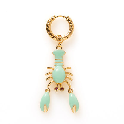 Lobster Twist is een opvallende one piece oorbel met een kreeft waarvan de&amp;nbsp;scharen echt bewegen. Verkrijgbaar in turquoise, rood en paars, voor een speelse, eigenzinnige touch. De dynamische scharen geven het sieraad leven en karakter,&amp;nbsp; Een kleurrijk statement voor wie durft op te vallen.