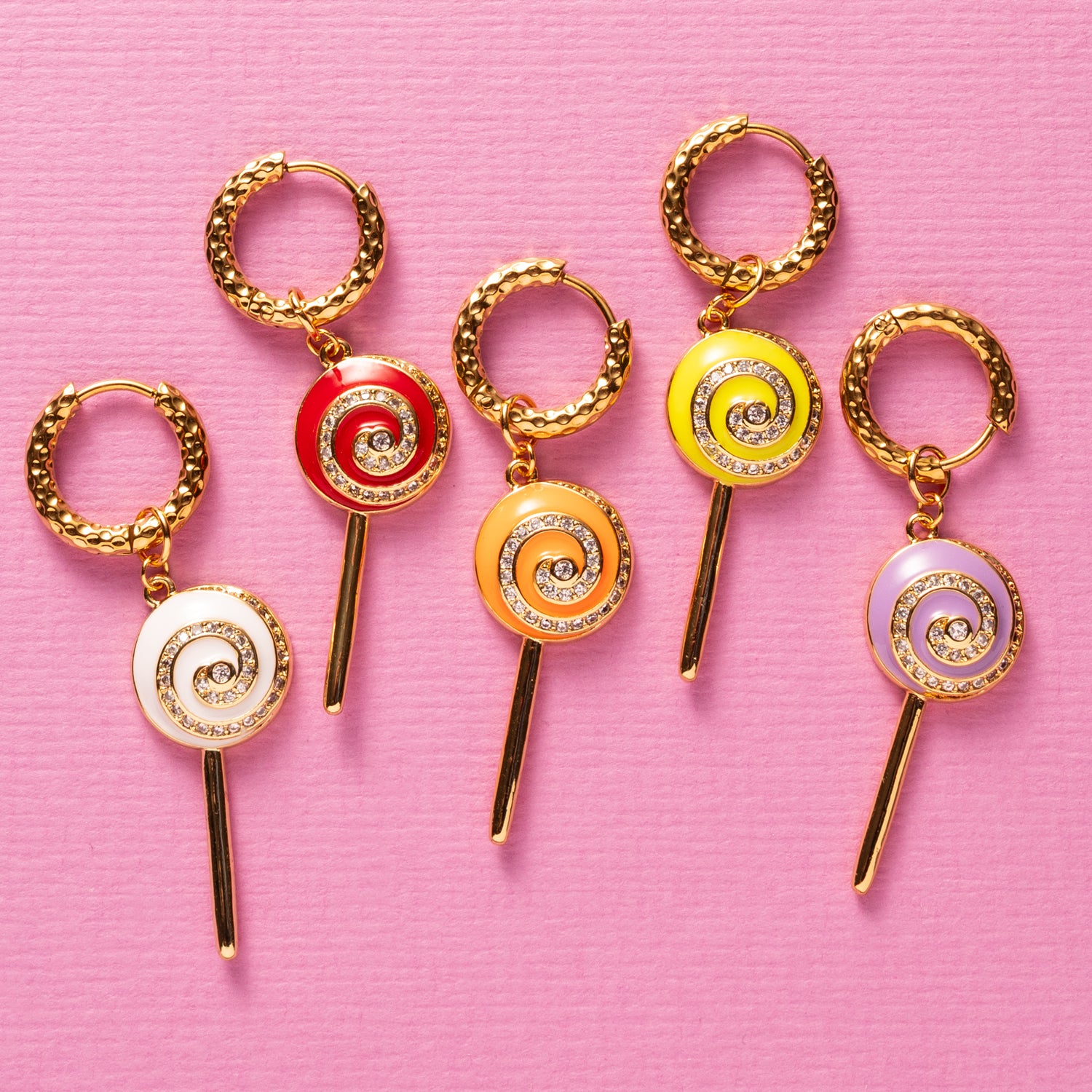 Kleur, glitter en fun in één 🍭
Sugar Pop Sparkle is een one-piece oorbel met een lolly in vijf kleuren, afgewerkt met sprankelende zirkonia steentjes. Speels, funky en gemaakt om gezien te worden. Dit is geen subtiel sieraad, maar een vrolijk statement met power.

Voor dagen waarop je look best wat sparkle kan gebruiken.