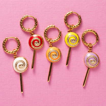 Kleur, glitter en fun in één 🍭
Sugar Pop Sparkle is een one-piece oorbel met een lolly in vijf kleuren, afgewerkt met sprankelende zirkonia steentjes. Speels, funky en gemaakt om gezien te worden. Dit is geen subtiel sieraad, maar een vrolijk statement met power.

Voor dagen waarop je look best wat sparkle kan gebruiken.