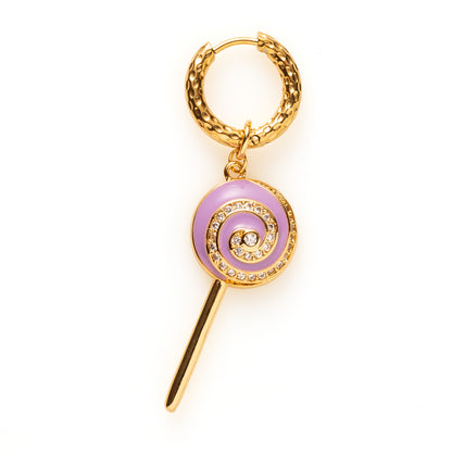 Kleur, glitter en fun in één 🍭
Sugar Pop Sparkle is een one-piece oorbel met een lolly in vijf kleuren, afgewerkt met sprankelende zirkonia steentjes. Speels, funky en gemaakt om gezien te worden. Dit is geen subtiel sieraad, maar een vrolijk statement met power.

Voor dagen waarop je look best wat sparkle kan gebruiken.