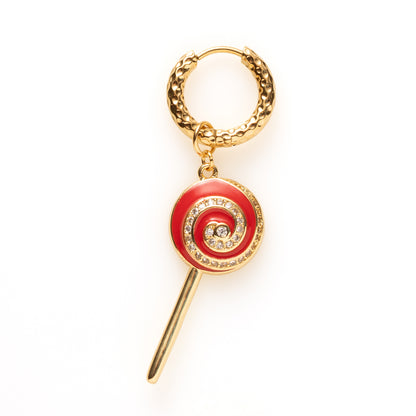 Kleur, glitter en fun in één 🍭
Sugar Pop Sparkle is een one-piece oorbel met een lolly in vijf kleuren, afgewerkt met sprankelende zirkonia steentjes. Speels, funky en gemaakt om gezien te worden. Dit is geen subtiel sieraad, maar een vrolijk statement met power.

Voor dagen waarop je look best wat sparkle kan gebruiken.