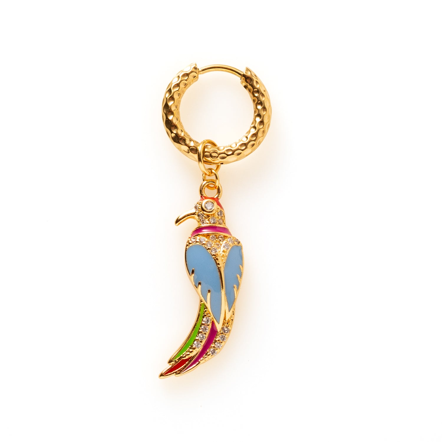 Parrot Play is een kleurrijke one piece oorbel die speelsheid en elegantie perfect combineert. De opvallende papegaai geeft elke outfit een levendige twist en laat zien dat jij durft op te vallen. Draag haar solo of combineer met de andere one-piece oorbellen en maak een stijlvol statement.