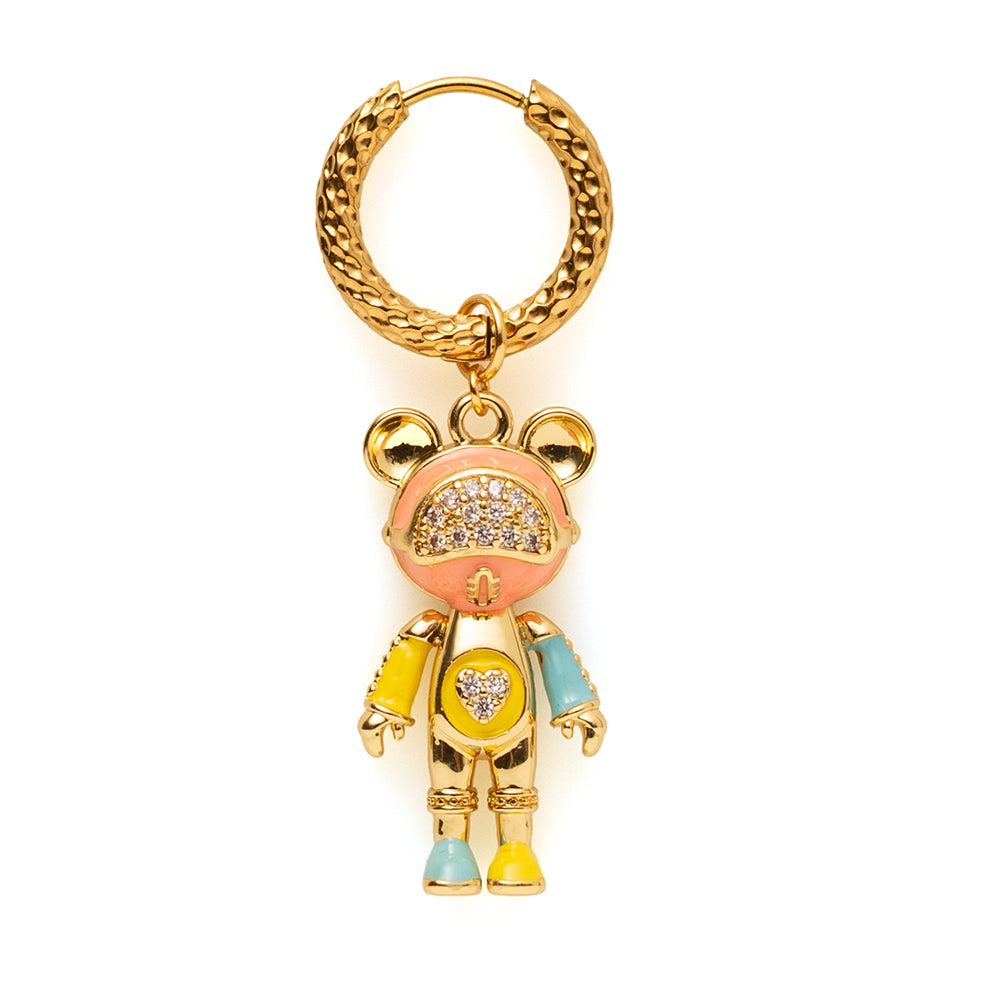 Maak kennis met Robo Bear Emmy: een onweerstaanbare mix van speels en futuristisch ✨ Dit robotbeertje in zachte kleuren steelt moeiteloos de show. Groot, opvallend en heerlijk eigenzinnig. Deze one-piece oorbel is gemaakt voor vrouwen die durven te stralen en hun eigen stijl omarmen