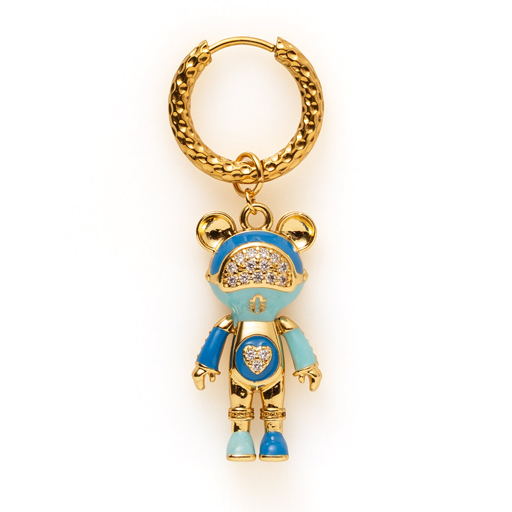 Deze one-piece oorbel met Robo Bear bedel is allesbehalve subtiel en precies daarom zo leuk. Het robot beertje is nét wat groter, waardoor het direct in het oog springt en je look een speelse, funky twist geeft. Een perfecte keuze voor wie houdt van opvallende accessoires met karakter.

De combinatie van het schattige beertje en het stoere robotdesign maakt deze oorbel eigenzinnig en uniek. Draag ‘m solo voor een gedurfde statement look of mix &amp;amp; match met andere oorbellen voor een creatieve ear party.