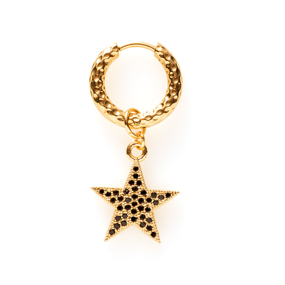 De Midnight Star is een verfijnde one piece oorbel met ster, volledig bezet met diepzwarte zirkonia steentjes. Het ontwerp is minimalistisch en krachtig tegelijk: elegant in vorm, tijdloos in uitstraling.

De zwarte zirkonia geeft een mysterieuze sparkle – niet uitbundig, maar chic en gedoseerd. Perfect voor vrouwen die houden van een subtiel statement dat zowel overdag als ’s avonds moeiteloos gedragen kan worden. Mix &amp; Match en creëer je favoriete stijl.