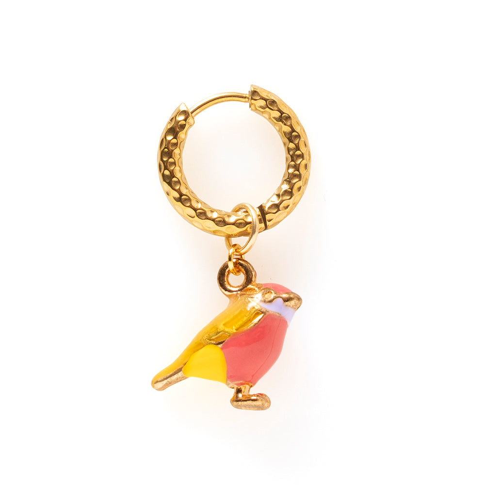 Voeg een vleugje speelsheid toe aan je look met de Birdy oorbel. Dit schattige vogeltje zit elegant op één oor en is perfect voor wie houdt van subtiele, vrolijke statement-sieraden. Mix &amp; match met andere oorbellen uit de collectie voor een unieke, persoonlijke stijl.