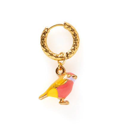 Voeg een vleugje speelsheid toe aan je look met de Birdy oorbel. Dit schattige vogeltje zit elegant op één oor en is perfect voor wie houdt van subtiele, vrolijke statement-sieraden. Mix &amp; match met andere oorbellen uit de collectie voor een unieke, persoonlijke stijl.