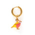 Voeg een vleugje speelsheid toe aan je look met de Birdy oorbel. Dit schattige vogeltje zit elegant op één oor en is perfect voor wie houdt van subtiele, vrolijke statement-sieraden. Mix & match met andere oorbellen uit de collectie voor een unieke, persoonlijke stijl.