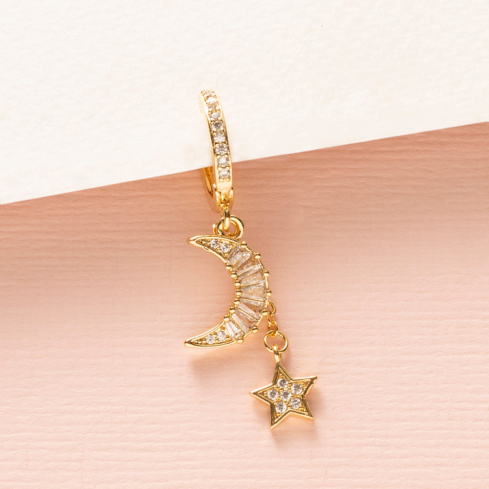 De Celestial Spark is een verfijnde one piece oorbel met een subtiele, fonkelende uitstraling. Deze elegante zirkonia oorring is afgewerkt met een sprankelend maantje en een minimalistisch sterretje, beide bezet met fijne zirkonia steentjes voor een delicate schittering.

Het ontwerp is tijdloos en vrouwelijk: perfect voor dagelijks gebruik, maar ook stijlvol genoeg om te combineren met andere oorbellen voor een subtiele earparty. De lichte, comfortabele pasvorm maakt deze oorbel ideaal om de hele dag te dr