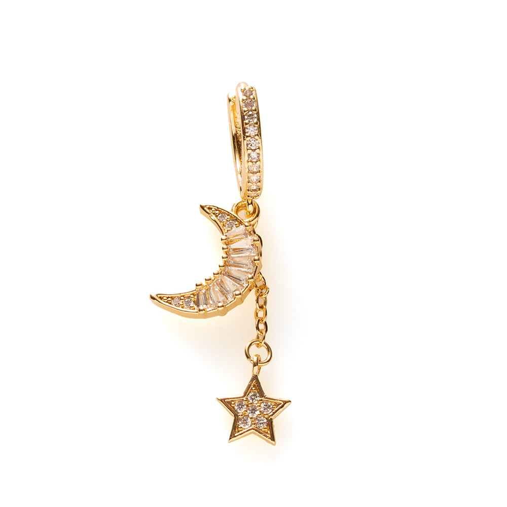 De Celestial Spark is een verfijnde one piece oorbel met een subtiele, fonkelende uitstraling. Deze elegante zirkonia oorring is afgewerkt met een sprankelend maantje en een minimalistisch sterretje, beide bezet met fijne zirkonia steentjes voor een delicate schittering.

Het ontwerp is tijdloos en vrouwelijk: perfect voor dagelijks gebruik, maar ook stijlvol genoeg om te combineren met andere oorbellen voor een subtiele earparty. De lichte, comfortabele pasvorm maakt deze oorbel ideaal om de hele dag te dr