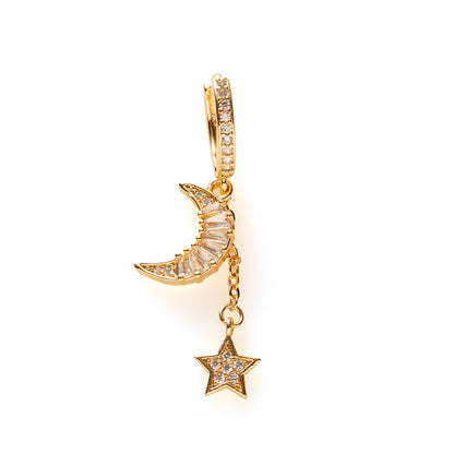 De Celestial Spark is een verfijnde one piece oorbel met een subtiele, fonkelende uitstraling. Deze elegante zirkonia oorring is afgewerkt met een sprankelend maantje en een minimalistisch sterretje, beide bezet met fijne zirkonia steentjes voor een delicate schittering.

Het ontwerp is tijdloos en vrouwelijk: perfect voor dagelijks gebruik, maar ook stijlvol genoeg om te combineren met andere oorbellen voor een subtiele earparty. De lichte, comfortabele pasvorm maakt deze oorbel ideaal om de hele dag te dr