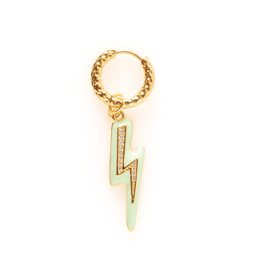 One-piece oorbel met een bliksem in drie verschillend kleuren, ontworpen om meteen de aandacht te trekken. Speels, eigenzinnig en vol energie – perfect voor wie durft op te vallen. Draag ‘m solo voor een krachtig statement of mix &amp; match voor een kleurrijke earparty die jouw stijl helemaal laat zien.