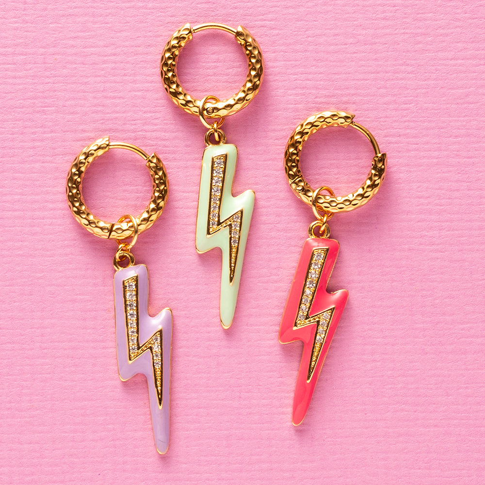 One-piece oorbel met een bliksem in drie verschillend kleuren, ontworpen om meteen de aandacht te trekken. Speels, eigenzinnig en vol energie – perfect voor wie durft op te vallen. Draag ‘m solo voor een krachtig statement of mix &amp; match voor een kleurrijke earparty die jouw stijl helemaal laat zien.