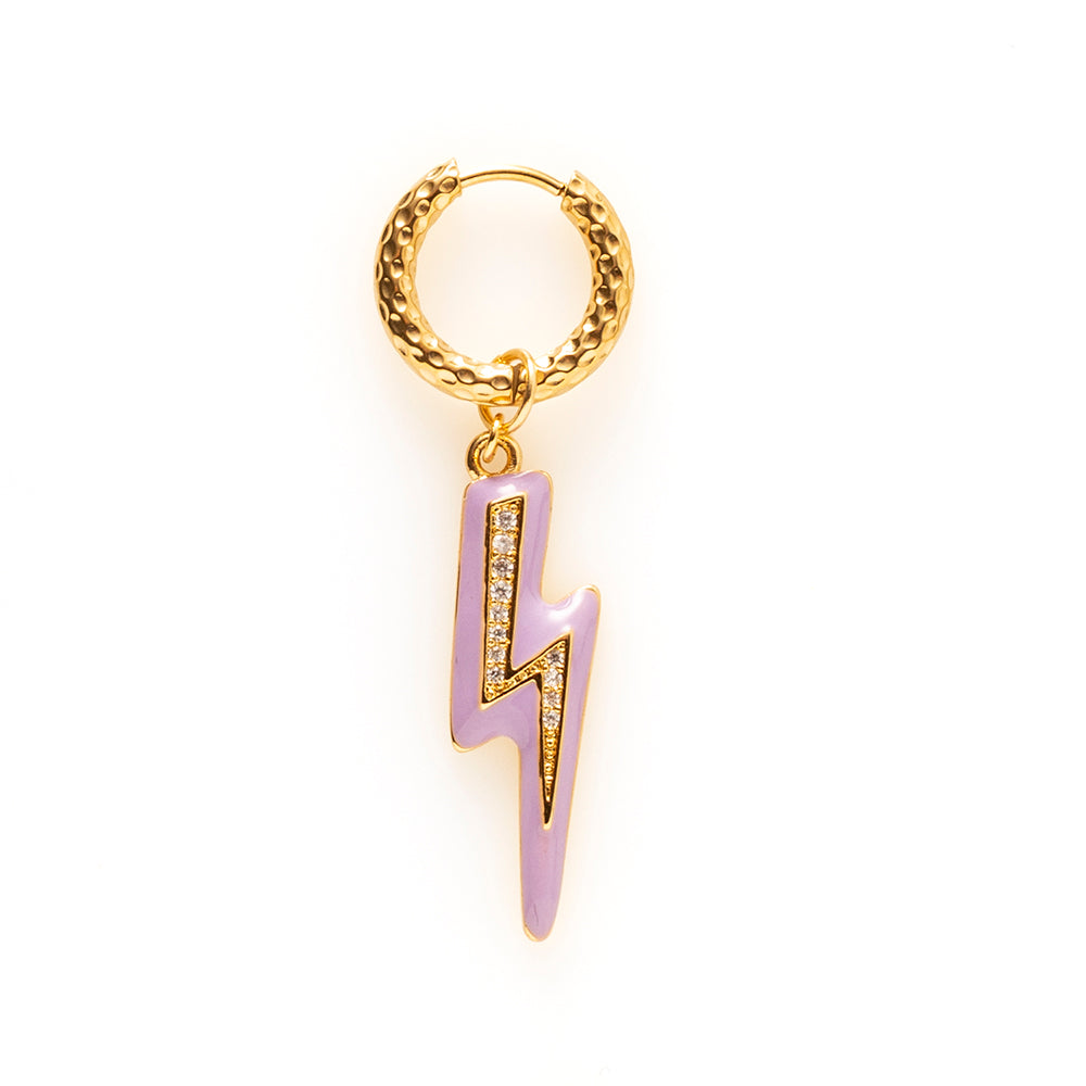 One-piece oorbel met een bliksem in drie verschillend kleuren, ontworpen om meteen de aandacht te trekken. Speels, eigenzinnig en vol energie – perfect voor wie durft op te vallen. Draag ‘m solo voor een krachtig statement of mix &amp; match voor een kleurrijke earparty die jouw stijl helemaal laat zien.