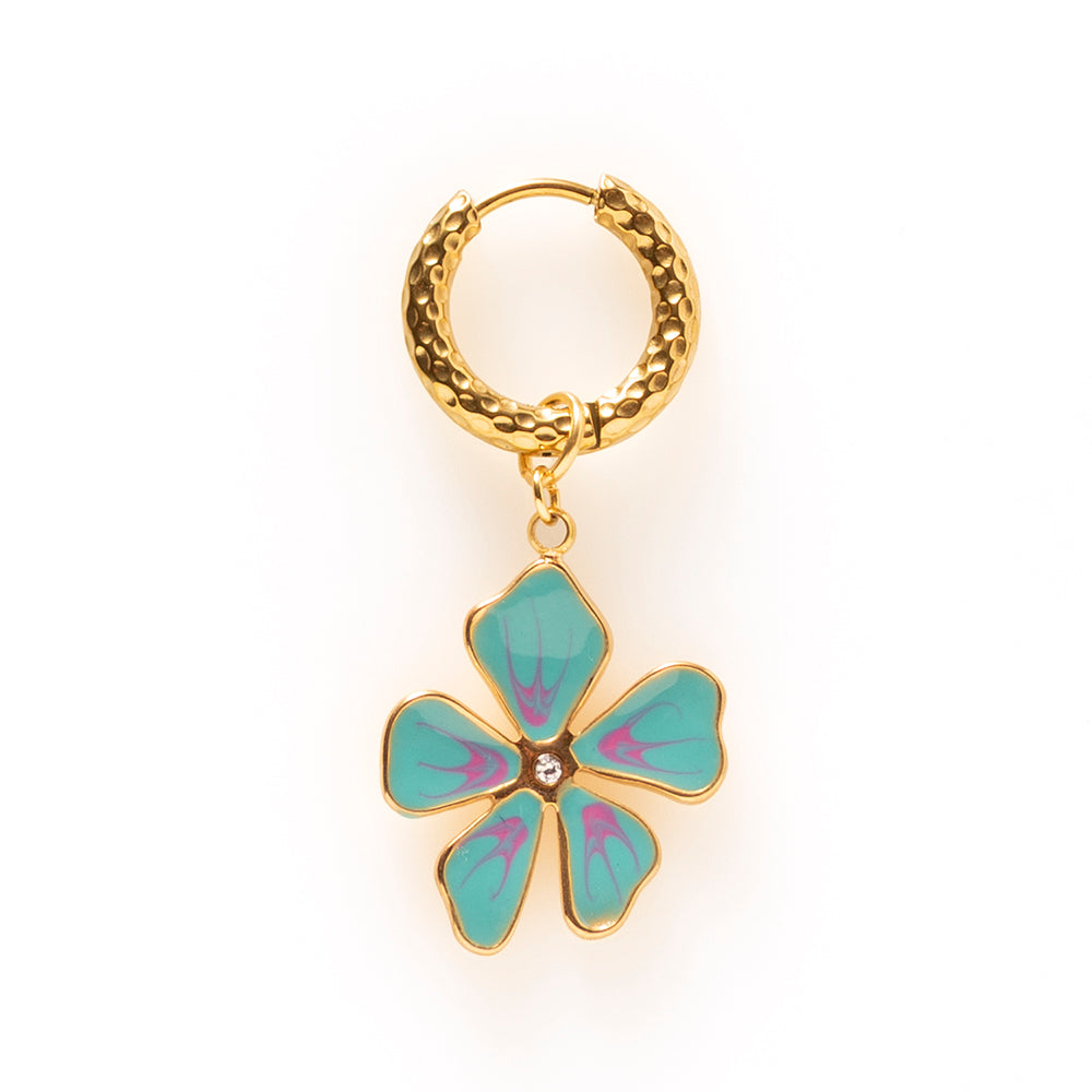 Een kleurrijke eyecatcher met tropische vibes. Deze one-piece oorbel met bloem geeft jouw look direct een vrolijke en opvallende touch. Verkrijgbaar in blauw en roze, zodat je jouw favoriete kleur kunt kiezen of eindeloos kunt mixen &amp; matchen.

Draag hem solo of combineer hem met andere one-piece oorbellen voor jouw ultieme earparty.