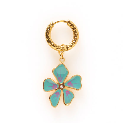 Een kleurrijke eyecatcher met tropische vibes. Deze one-piece oorbel met bloem geeft jouw look direct een vrolijke en opvallende touch. Verkrijgbaar in blauw en roze, zodat je jouw favoriete kleur kunt kiezen of eindeloos kunt mixen &amp; matchen.

Draag hem solo of combineer hem met andere one-piece oorbellen voor jouw ultieme earparty.