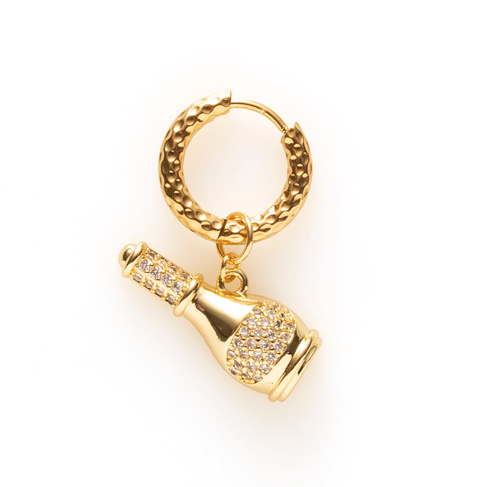 Vier iedere dag alsof het een feestje is met deze champagnefles-oorbel. Sprankelend, opvallend en vol karakter. Draag ‘m solo voor een statement of mix met andere oorbellen voor een vrolijke earparty.