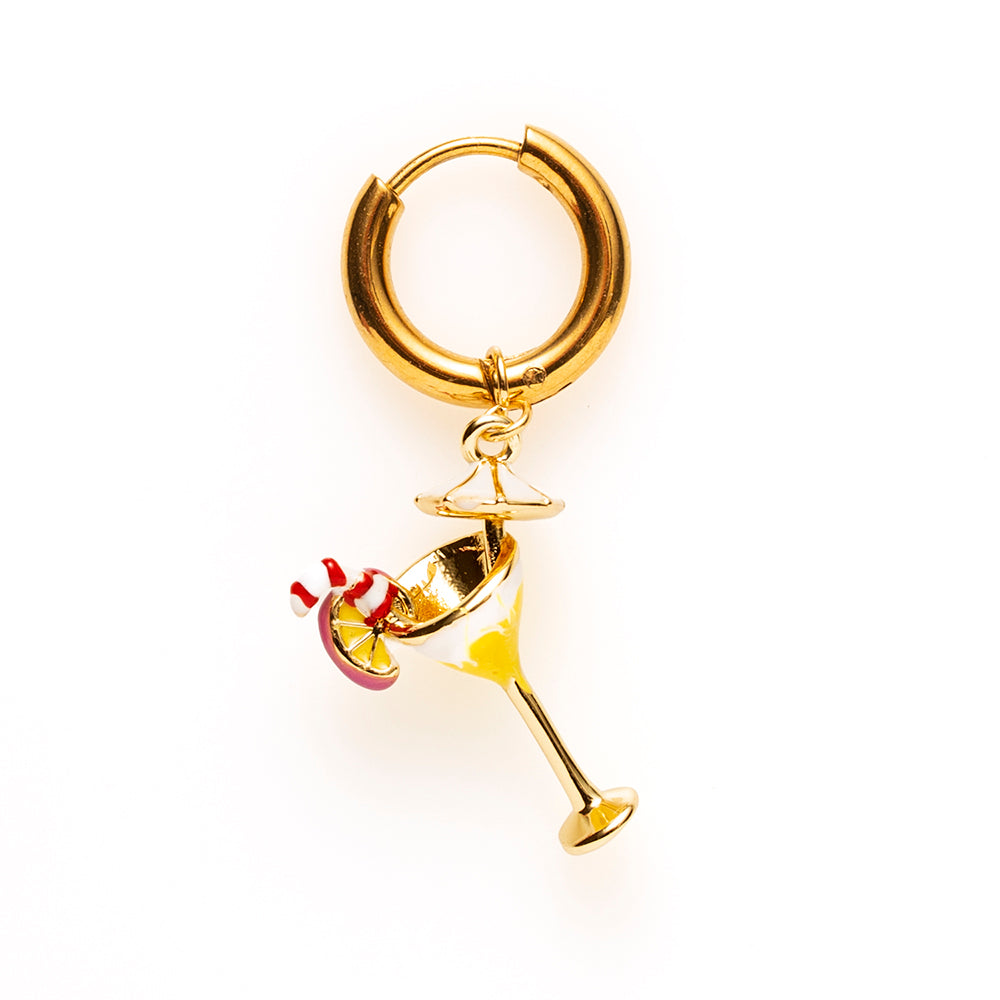 Breng een zonnige, tropische vibe naar je look met de cocktail crush. Deze vrolijke one-piece oorbel in de vorm van een cocktailglas is kleurrijk, speels en eigenzinnig. Perfect om je outfit een funky twist te geven of te mixen met andere oorbellen voor een unieke, persoonlijke stijl. Ideaal voor wie durft op te vallen en van vrolijke details houdt.