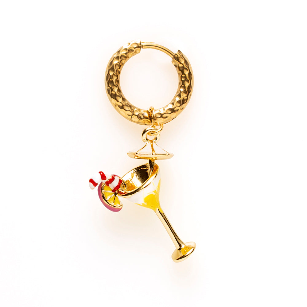 Breng direct een zonnige, tropische vibe in je look met de Cocktail Crush. Deze kleurrijke one-piece oorbel in cocktailglas-design is speels, opvallend en een beetje eigenzinnig.

Een echte eyecatcher die elke outfit in één keer een vrolijke upgrade geeft. Of je hem nu solo draagt of mixt met andere oorbellen voor een unieke ear-stack.

Perfect voor vrouwen die durven op te vallen en houden van een stijl &amp; karakter.