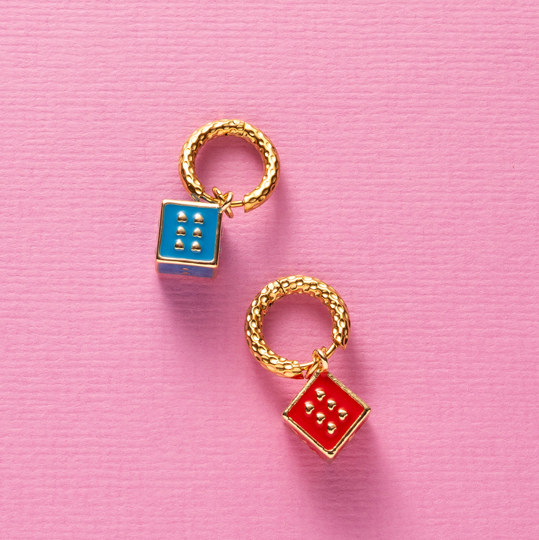 Ontdek onze funky one-piece oorbellen: speels, vrolijk en vol charmante bedels die je look meteen een sprankje kleur en vreugde geven. Elke oorbel heeft een eigen karakter en zorgt voor een instant feel-good vibe. Mix &amp; match je eigen favorieten voor een unieke, eigenzinnige stijl.